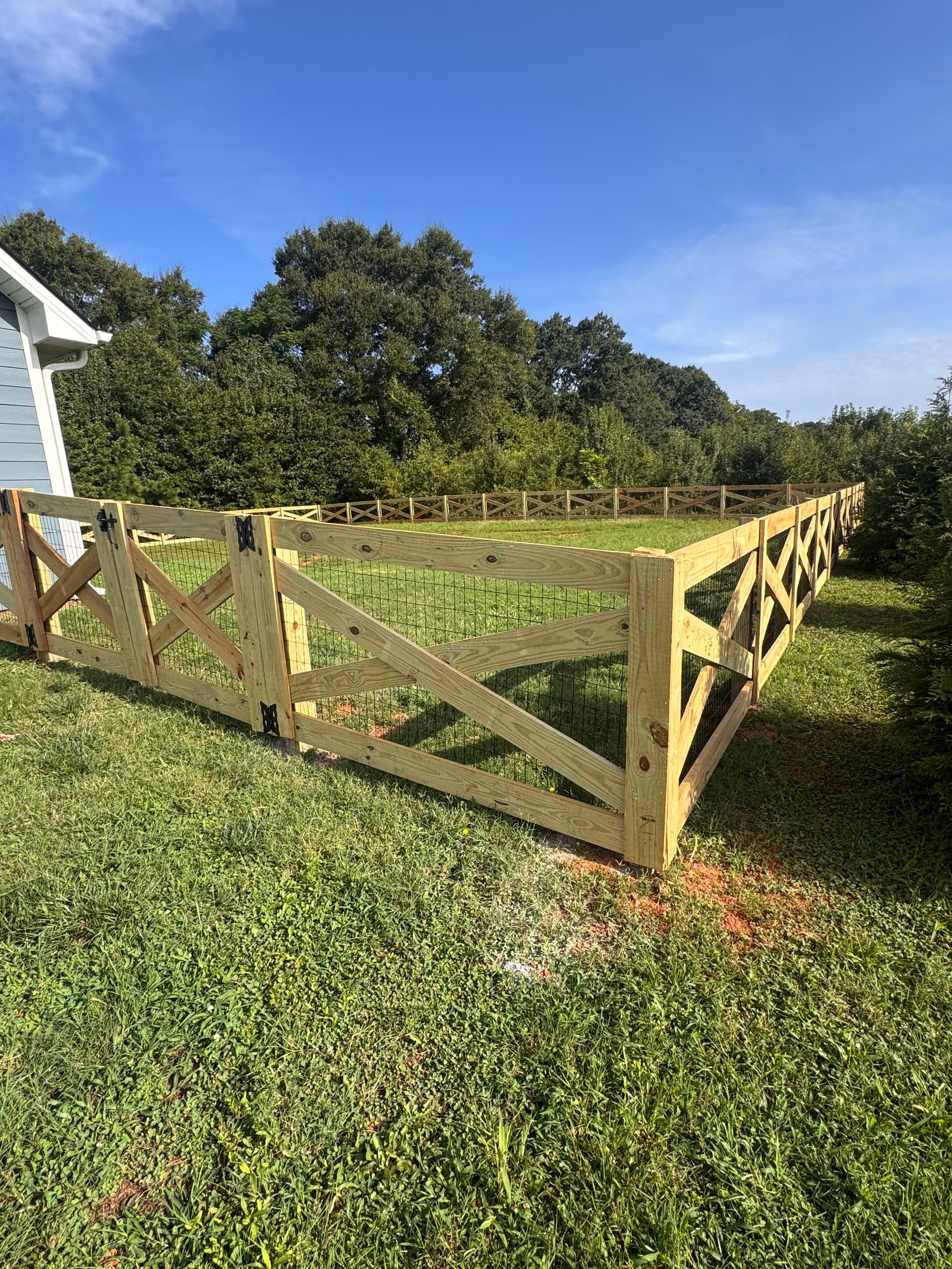 Gallery photos for 4-Foot Crossbuck Fence with Black Welded Wire Keeps It Open and Secure: Image #1